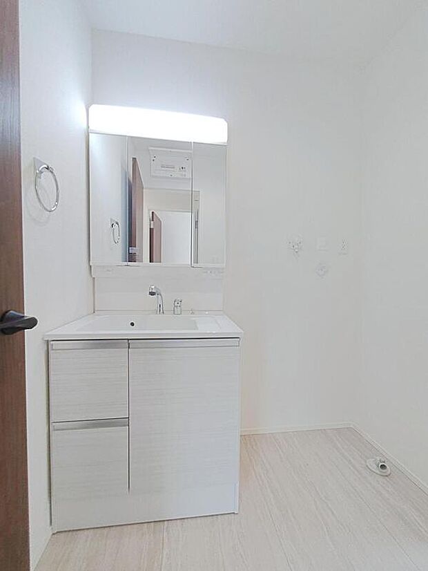 【☆Sanitary☆】白を基調とした爽やかなサニタリースペース。清潔感のある快適空間です。毎日の身支度も気持ち良くお使い頂けます。