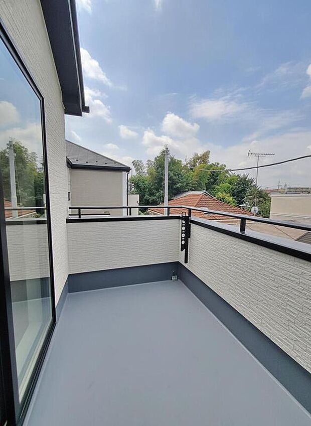 【☆Balcony☆】バルコニーは2部屋より出られて便利。南側に設置されているので、心地よい陽射しや爽やかな風を楽しむことが出来ます。晴れた日にはたっぷりの洗濯物や布団を干せます!