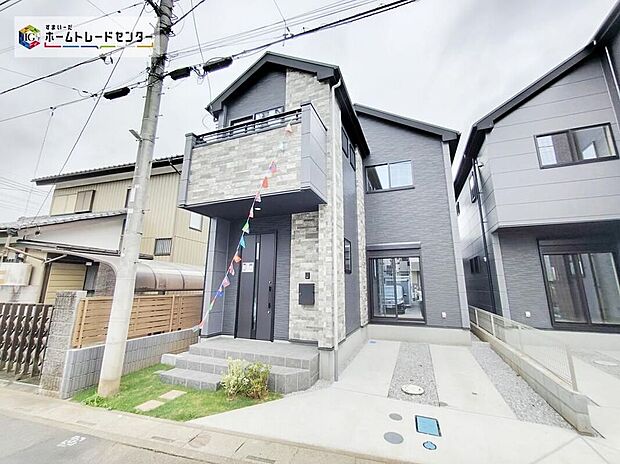 【駐車場】(1号棟)お車から玄関までの距離が近いのでたくさんお買い物をした日も大丈夫♪雨の日も最小限の被害ですみます。