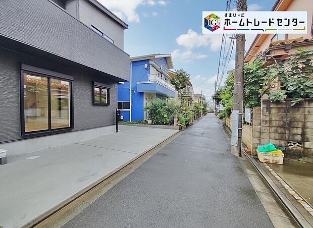 【前面道路含む現地写真】２台駐車できるゆとりあるカースペース。現地をご覧いただきながら、住まいの夢をお聞かせください。