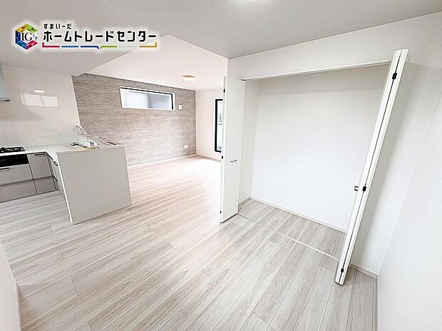 【リビング】大容量のリビング収納が魅力です♪ご家族の共有物や日用品、掃除用品までたっぷり収納できます♪