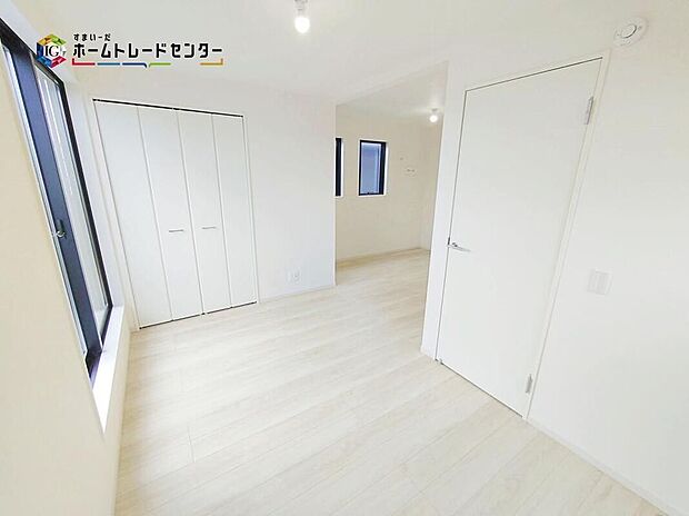 【リビング以外の居室】9.5帖の広々とした主寝室。クローゼットを2か所完備しており、ご夫婦で使い分けができて便利です♪