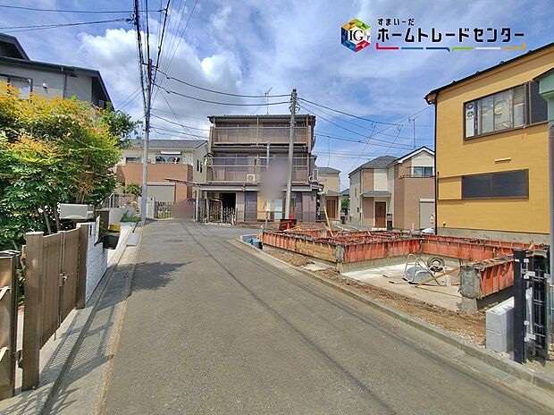 【前面道路の様子】カースペースございます。
この街で・この家で暮らしたいと思わせる理由を是非現地でお確かめ下さい。
