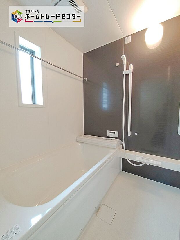【☆Bathroom☆】窓付きのバスルームは、明るく換気環境も良好。日中の入浴も気持ちよくお使い頂けそうです。1日の疲れた体を癒せるシステムバス。窓もあるので湿気もこもりません。