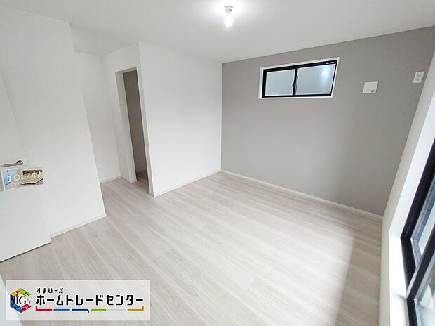 【リビング以外の居室】明るめのフローリングですので、壁紙ともマッチし、お部屋を更に広く見せてくれる効果も。洋室を2階に集約し、プライバシーにも配慮した間取りプラン。