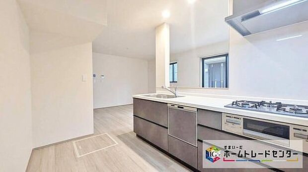 【☆Kitchen☆】窓付きの明るく爽やかなキッチンスペース。床下収納もございますので、いつでもすっきりとお使い頂けそうです。