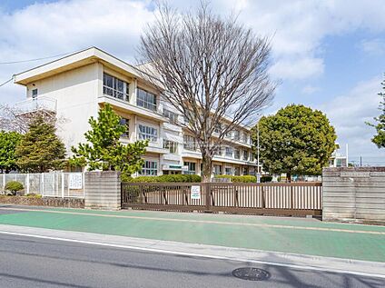 三芳町立藤久保小学校 580m(徒歩8分)