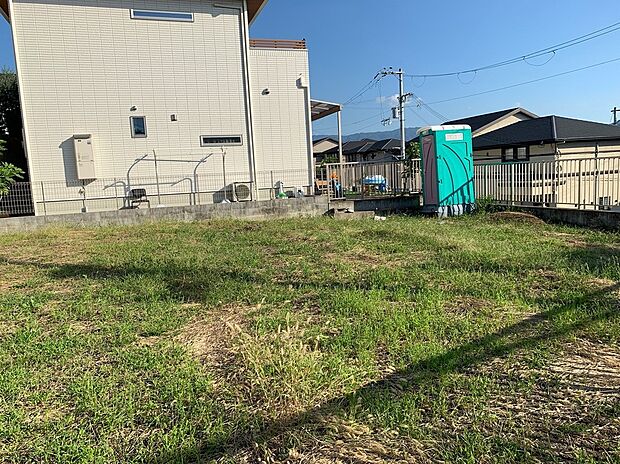 【1号地現地写真】前面道路と高低差がある為、前面道路を通行する
車両、人からの目線が気になりません!