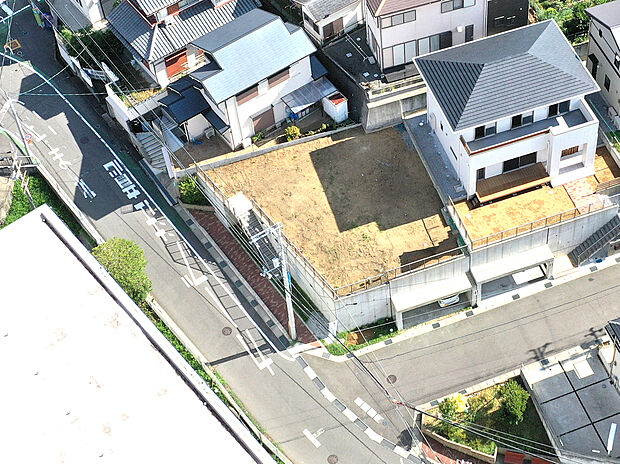 【1号地現地ドローン写真】60坪以上の広大な敷地面積で南向きの高台に位置するので、眺望・通風・採光は良好です!