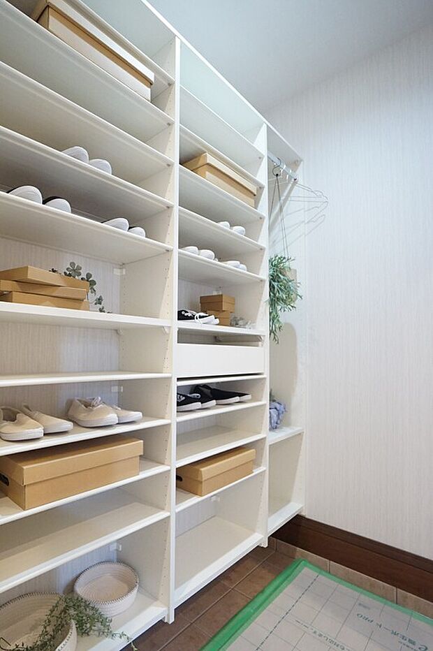 【【シューズクローク】当社施工例】玄関にシューズボックスとシューズクロークを設置しています。ベビーカーやゴルフバックなどの重い荷物も運ばずにしまえる玄関収納をご提案いたします。