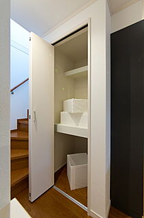 【階段下収納庫】当社施工例