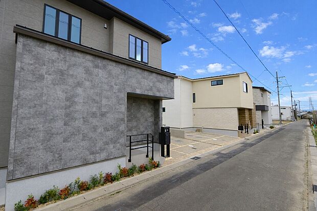 【前面道路含む現地写真】
名古屋への通勤通学やお出かけに便利にも便利な立地です。名鉄津島線「甚目寺」駅まで自転車約11分！