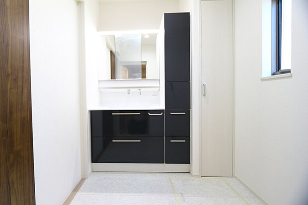 【【B棟 洗面室】】ワイドな900mmの洗面台に、奥行きしっかりの収納+壁備え付けの収納です。洗面所をできるだけ広く使えるよう、たくさん収納を取り入れています。朝の混雑時にもゆとりある空間です。