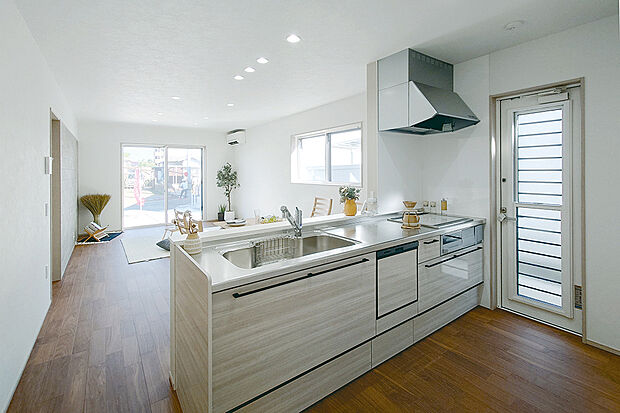 キッチンから部屋全体を見渡せる対面式を採用。長時間お子様から目を離す心配を減らします！/7号地