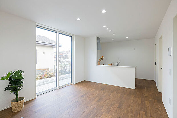 人気の対面式キッチンを採用。料理をしながら会話が生まれるので、家族同士の距離も自然と縮まります!/3号地