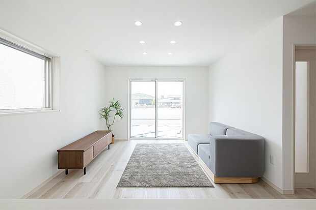 【リビング|清潔感のあるLDK】南からの採光が入る暖かなリビング。白を基調とし、清潔感も◎