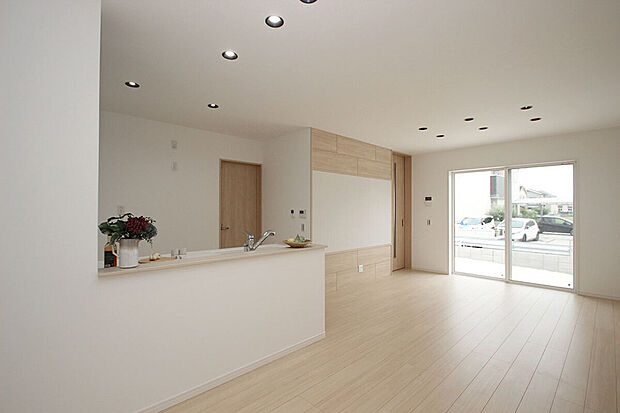 【LDK|日当たりバツグン!】日当たりの良いナチュラルな雰囲気のLDK。清潔感も生まれます!/2号地