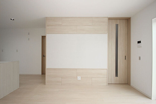 【リビング｜エコカラットで暮らし快適！】調湿・脱臭に優れた「エコカラット」を採用し、暮らしをより快適にする工夫を加えました！/2号地