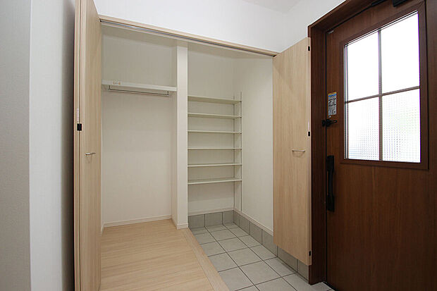 【玄関|大容量の収納付き♪】玄関にはシューズクロークを設け、靴だけでなく上着などをかけられるようにしました。/2号地