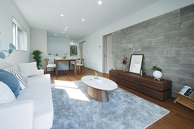 【LDK│視線が抜けて開放感◎】キッチン・ダイニング・リビング・和室が一直線上に繋がった間取り。開放感もバツグン!/1号地