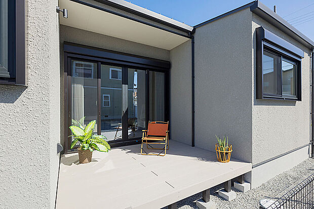 【ウッドデッキ│家族をつなぐアウトドアリビング】ウッドデッキで暮らしが広がる!くつろいで遊んだり、自然とふれあいの時間が増えていきます。洗濯物を干すスペースとしても◎/1号地