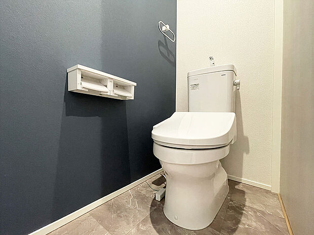 【トイレ】アクセントクロスがおしゃれなトイレ。