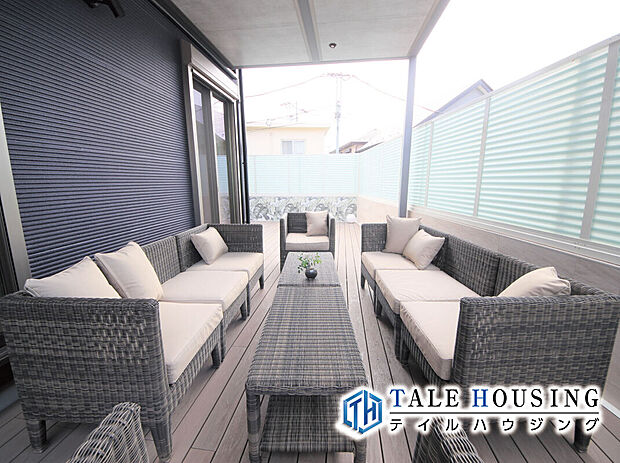 広々とした敷地だから叶えるウッドデッキ。バーベキューやティータイムを楽しめます。