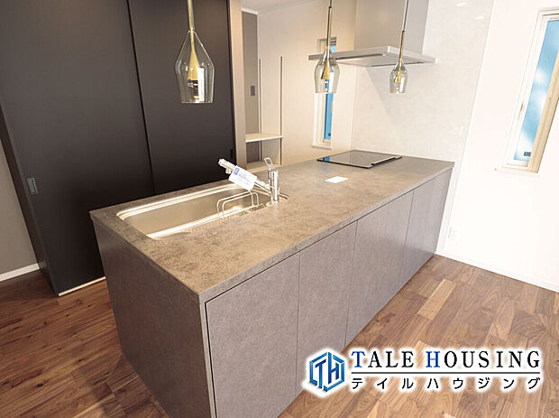 【主婦の動線を考えたキッチンを採用!!】自由にアレンジできるおしゃれなデザインの建具でお気に入りの空間を作ってください!!(プラン例)