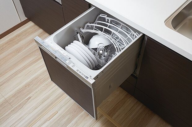 【食器洗い乾燥機】場所を取らないビルトイン型の食器洗い乾燥機を標準装備しています。パワフルな洗浄力で頑固な汚れもしっかり落とします。