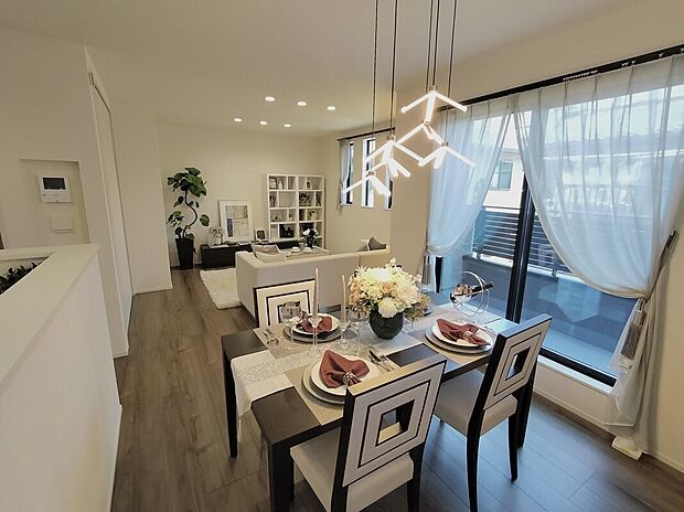 【【LDK】】家族の会話が生まれるリビングダイニング
(同仕様モデルハウス写真)