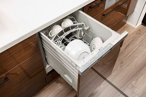 【フレームレス食器洗い乾燥機】場所も取らないビルトイン型の食器洗い乾燥機を標準装備しています。パワフルな洗浄力で頑固な汚れもしっかり落とします。
