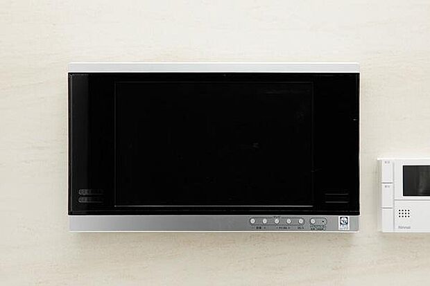 【【浴室テレビ】】浴槽に浸かりながら楽しめる12インチの浴室テレビを標準装備。「たからのミラバスビジョン」と連動し、バスタイムのリラックス効果をより高めます。