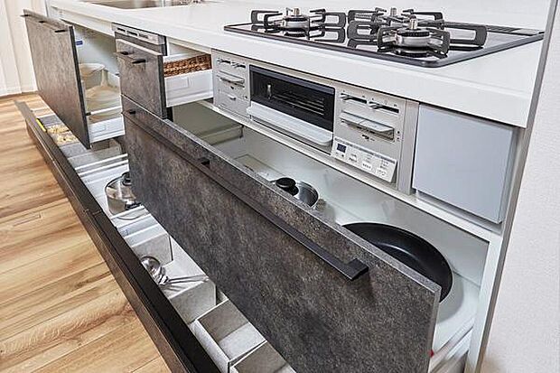 【【シンクキャビネット(収納)】】スライドキャビネットは、フロア材と相性が良い色に仕上げるとともにアクセントとなる取手も設えています。