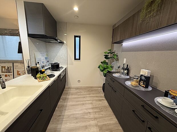 【キッチン】整理整頓が捗る大容量の収納設計。スッキリとした空間で、日々の家事時間を心地よく。※同仕様モデルハウス写真