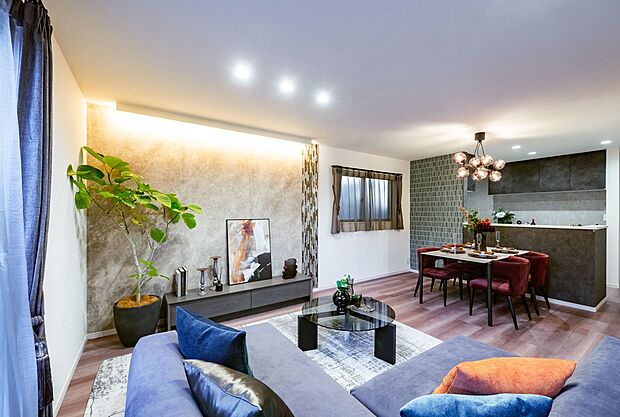 【※同仕様モデルハウス写真】くつろぎを愉しむリビングルームは憩いの場となります。リビングとダイニングの空間機能を活かし、巧みに使い分ける発想が、ライフスタイルに新しいゆとりをもたらします。
※同仕様モデルハウス写真
