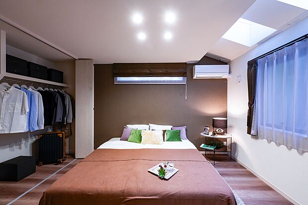 【※同仕様モデルハウス写真】大型収納を配した主寝室は独立感のあるプライバシー重視設計。