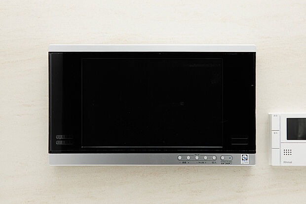 【【浴室テレビ】】浴槽に浸かりながら楽しめる12インチの浴室テレビを標準装備。「たからのミラバスビジョン」と連動し、バスタイムのリラックス効果をより高めます。
(たからのミラバスビジョンに連動操作可能)※当社施工例画像