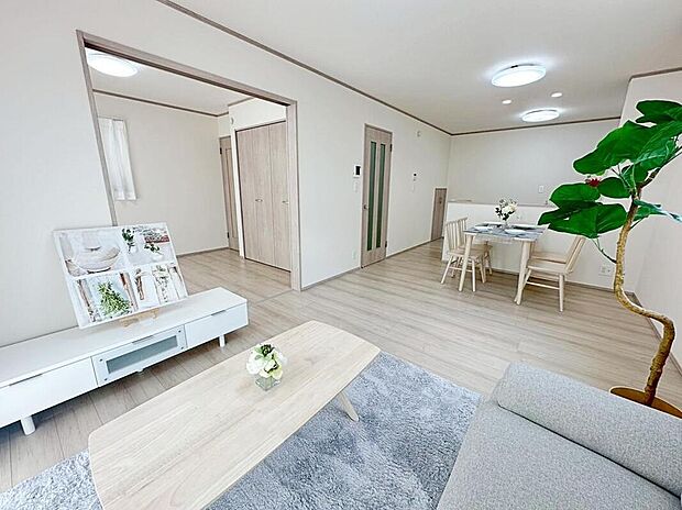 キッチンからはリビングの全体が見渡せて、お料理しながら家族の様子が見渡せます♪カウンターは少し高くなってますので、手元が隠れて来客からは見えにくくなってます♪