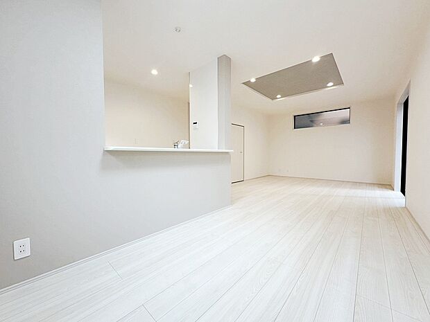 ☆Living　Room☆
広くて明るいＬＤＫ♪心地の良い光が全体を包みます！ また、くつろげるリビングが広く確保されているため、ご家族皆様の笑顔が溢れます。