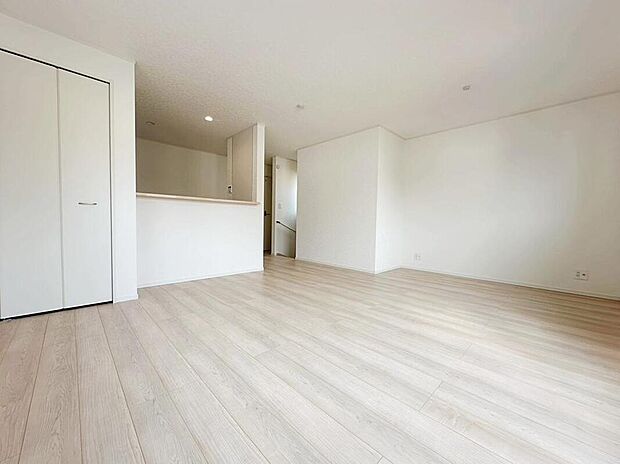 ☆Living　Room☆
会話はずむ対面キッチン！ダイニングスペースを広めに設けたので5脚や6脚のダイニングテーブルも置けそうです！