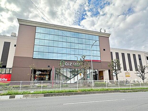 【クイズゲート浦和】車で約6分♪
スーパーや飲食店が立ち並ぶ複合型ショッピングモール！
毎日のお買い物はもちろん、新生活の必需品を揃えるのにも便利ですね。