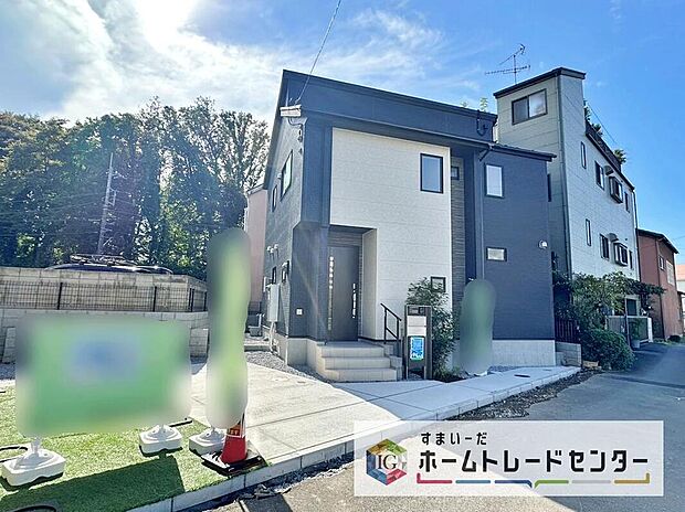 これから徐々に足場が外れてスッキリしてきます♪どんな家が建つのか楽しみですね♪当日のご見学予約も承ります。同じものは２つとない「夢のマイホーム」との出会いが待っているかもしれません。