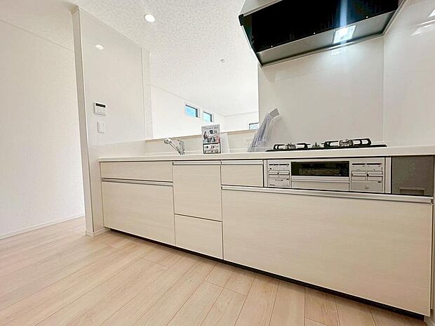 ☆Kitchen room☆
キッチンからリビングを見渡せますので、お料理やお片付け中もご家族のコミュニケーションをお取りいただけます。風も抜けますので衛生面で見ても安心いただける作りです♪