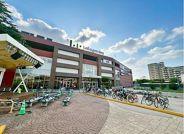 【ララガーデン川口】
大型ショッピングモールまで徒歩で約８分♪
スーパー、家具店、飲食店などが立ち並ぶ商業施設。
普段のお買い物から新生活の準備も、ここで揃えられそう♪