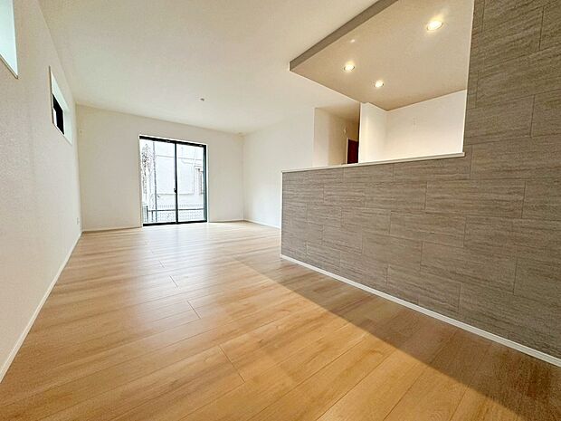 今から見たい！大歓迎です♪ お気軽にホームトレードセンターまでお問い合わせください。 閑静な街並みの分譲地を是非現地にてご覧ください。 近隣の物件も併せてご紹介することも可能です。