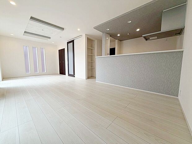 ☆Living　Room☆
会話はずむ対面キッチン！ダイニングスペースを広めに設けたので5脚や6脚のダイニングテーブルも置けそうです！
