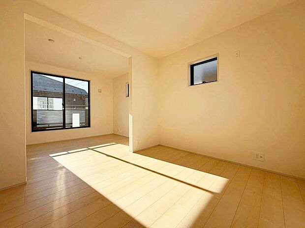 ☆Bedroom☆
2階の居室はすべて２面採光で、日当たり良好です☆バルコニーのある部屋は大きな窓から日差しを取り込み、お昼寝したくなる温かさ♪