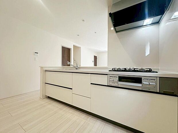 ☆System　Kitchen☆
広いキッチンは、毎日のお料理を楽しくさせてくれる強い味方！大きなフライパンも収まる収納と洗いやすいワイドなシンク！