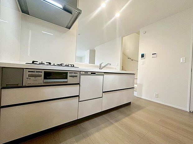 ☆Systemkitchen☆
収納力豊富な爽やかなシステムキッチンを用意しております。床下収納もございますので、キッチンスペースをすっきりとお使い頂けます。