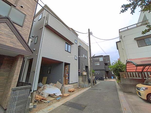 【2号棟】
閑静な住宅街は落ち着いた新生活を送るのにぴったりです♪ これだけではない魅力が、現地できっと見つかる！お問合せをお待ちしております。お問い合わせ・資料のご請求などもお気軽にどうぞ。